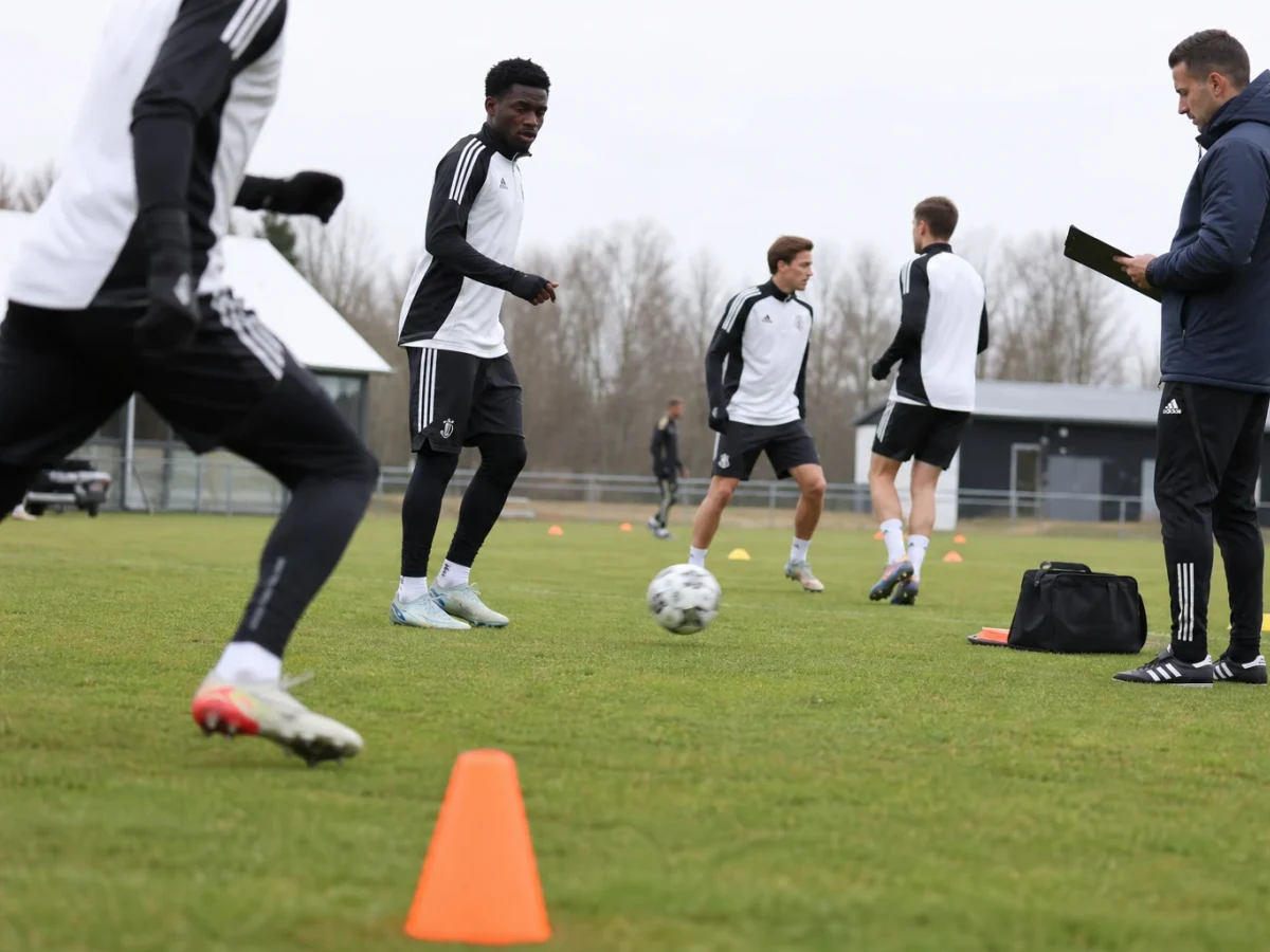 Juventus låner ut Lois Openda til Lyon